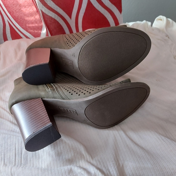 Ankle booties - Picture 2 of 3